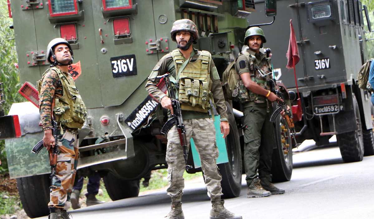 जम्मू-कश्मीर के उधमपुर में सुरक्षा बलों व आतंकवादियों के बीच मुठभेड़ जारी